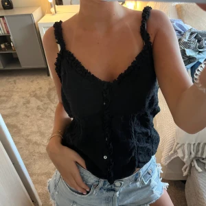 Svart linnetopp med volangdetaljer - Säljer denna supersöt svarta linnet/toppen från Zara i storlek S💕💕