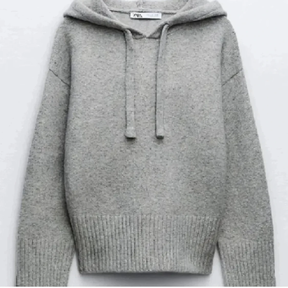 Grå stickad hoodie från Zara - 1