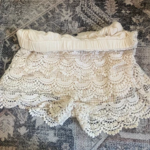 Beige spets-shorts från Zara Basic XS - Söta virkade shorts från Zara storlek xs har inga bilder på tyvärr dragkedjan kan vara lite trög ibland men funkar❣️