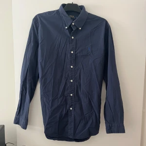 Ralph Lauren skjorta L - Säljer en fet Ralph Lauren skjorta, slimfit i storlek large. Skriv vid minsta fråga!