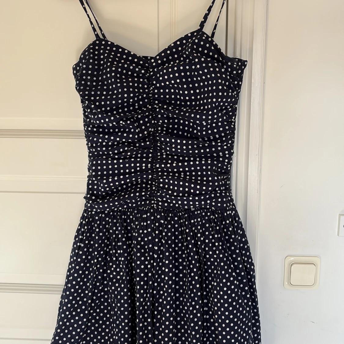 Mörkblå prickig klänning