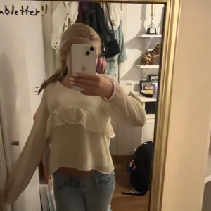 Beige volangtröja med lång ärm - Jättefin blus från Kappahl i stl 146-152🩷