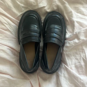 Chunky svarta loafers från H&M - Chunky svarta loafers från H&M med grov sula och klassisk pennyloafers-design. Köpta second hand men har själv aldrig använt dem, fråga gärna om ni har några frågor och kolla min bio! 😊