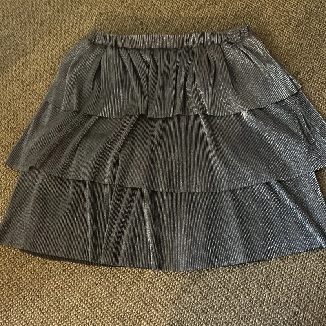 Glittrig silver volangkjol