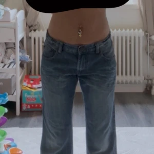 Blå LTB Jeff jeans bootcut - Säljer ett par blå jeans från LTB, modell Jeff. De har klassisk femficksdesign, låg midja och bootcut-ben. Jeansen är i denim med snygga slitningar och ljusare partier framtill. Perfekta för dig som gillar en avslappnad och tidlös look. Står storlek 164 men sitter som S tycker jag.      Måtten nedan  Innerbenslängd:113,5cm Hela byxorna:136,5cm Midja:38,5cm Höft:86,5cm Längst ner på byxbenet:21cm
