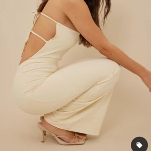 Drömmig bandeauklänning - Såå fin maxiklänning från Zoe Pastelle x NA-KD. Köpt på Plick, men endast provad! Säljer pga använder ej💞