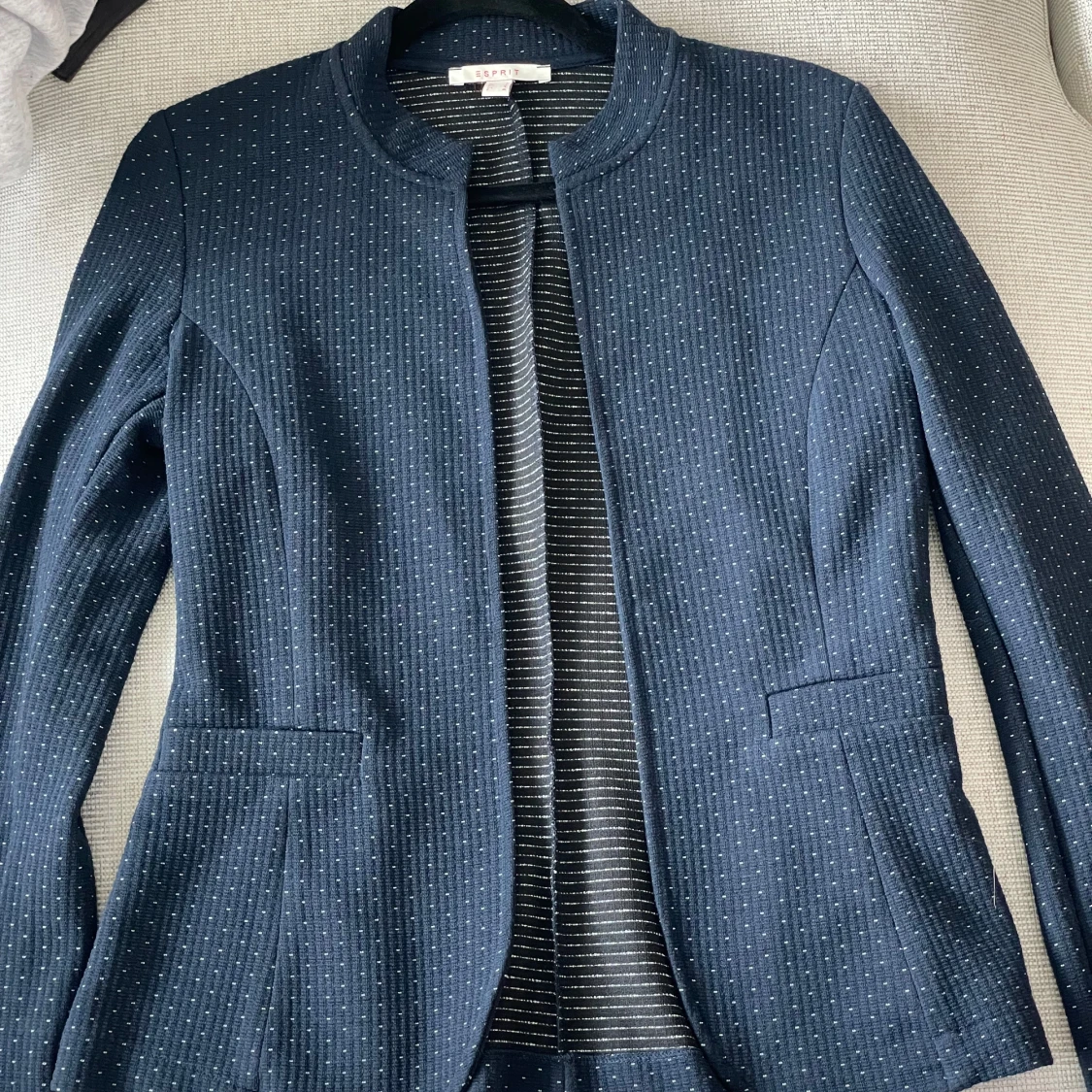 Mörkblå prickig kavaj från Esprit - 1