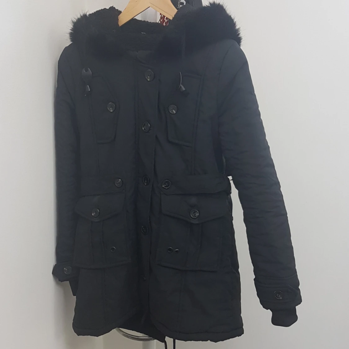Svart parkajacka med fuskpäls