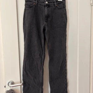 Svarta raka jeans i storlek 25 - Säljer ett par svarta jeans med rak passform och klassisk femficksdesign. Jeansen har normal midja och är tillverkade i ett slitstarkt bomullstyg. Perfekta för dig som gillar en enkel och clean look. Ifrån monki ❤️❤️