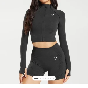 Vital Midi Zip Up Jacket Gymshark - Supersnygg!! Jag råkade beställa 2 så denna är helt oanvänd! I färgen Black Marl med compression fit!😍Originalpris: 549 kr