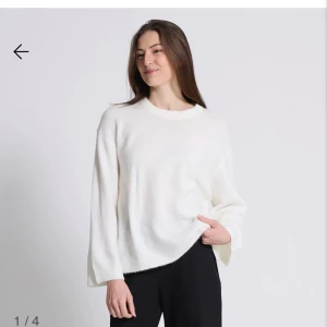 Vit stickad tröja  - Enkel och stilren vit stickad tröja med rund halsringning och avslappnad, loose passform. Tröjan har långa ärmar och mjukt material som känns skönt mot huden. Perfekt att matcha med jeans eller kostymbyxor för en clean look.