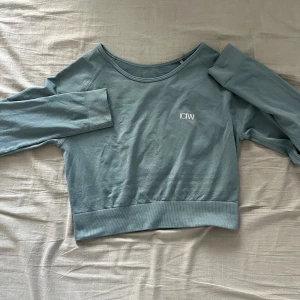 Grön/blå croppad tröja från ICANIWILL - Snygg grön/blå croppad tröja från ICANIWILL. Materialet är mjukt och stretchigt. Använd endast en gång. 