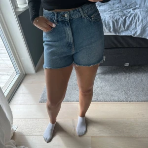 Jeansshorts från NAKD - Ett par jeansshorts från NAKD. Supersnygga men lite små för mig tyvärr