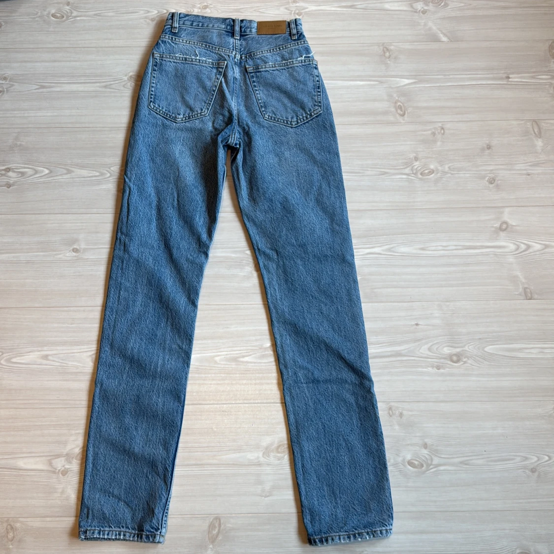 Blå straight jeans från ginatricot  - 2