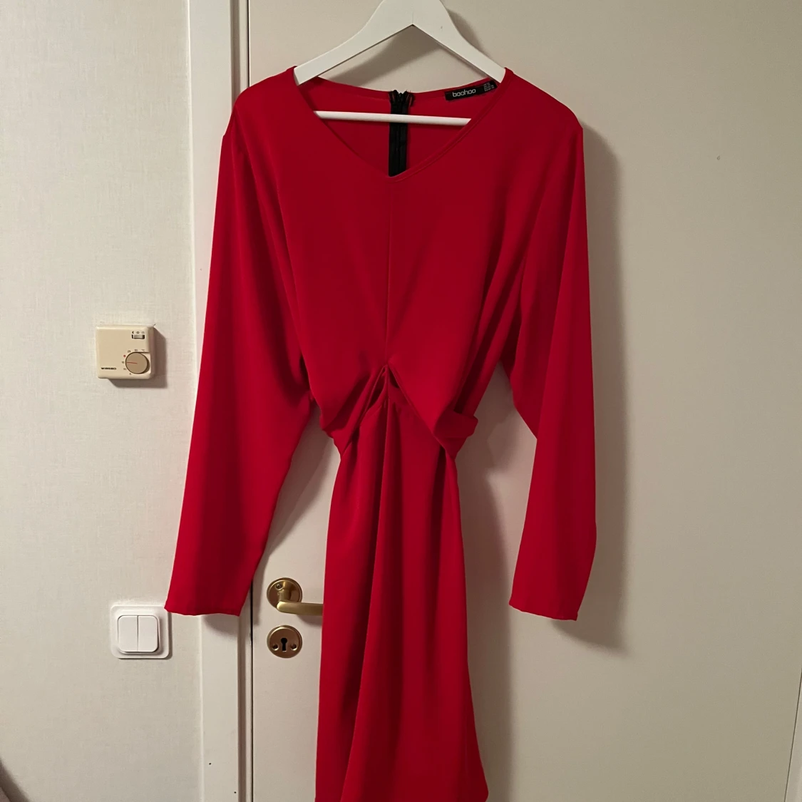 Röd långärmad klänning från Boohoo