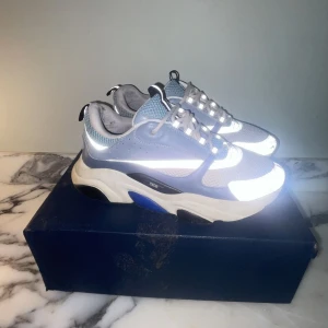 B22 - B22, mycket bra skick, 8/10, skriv vid intresse av köp. Sitter väldigt bra och är väldigt sköna, storlek 40😃box ingår och även kvittorna