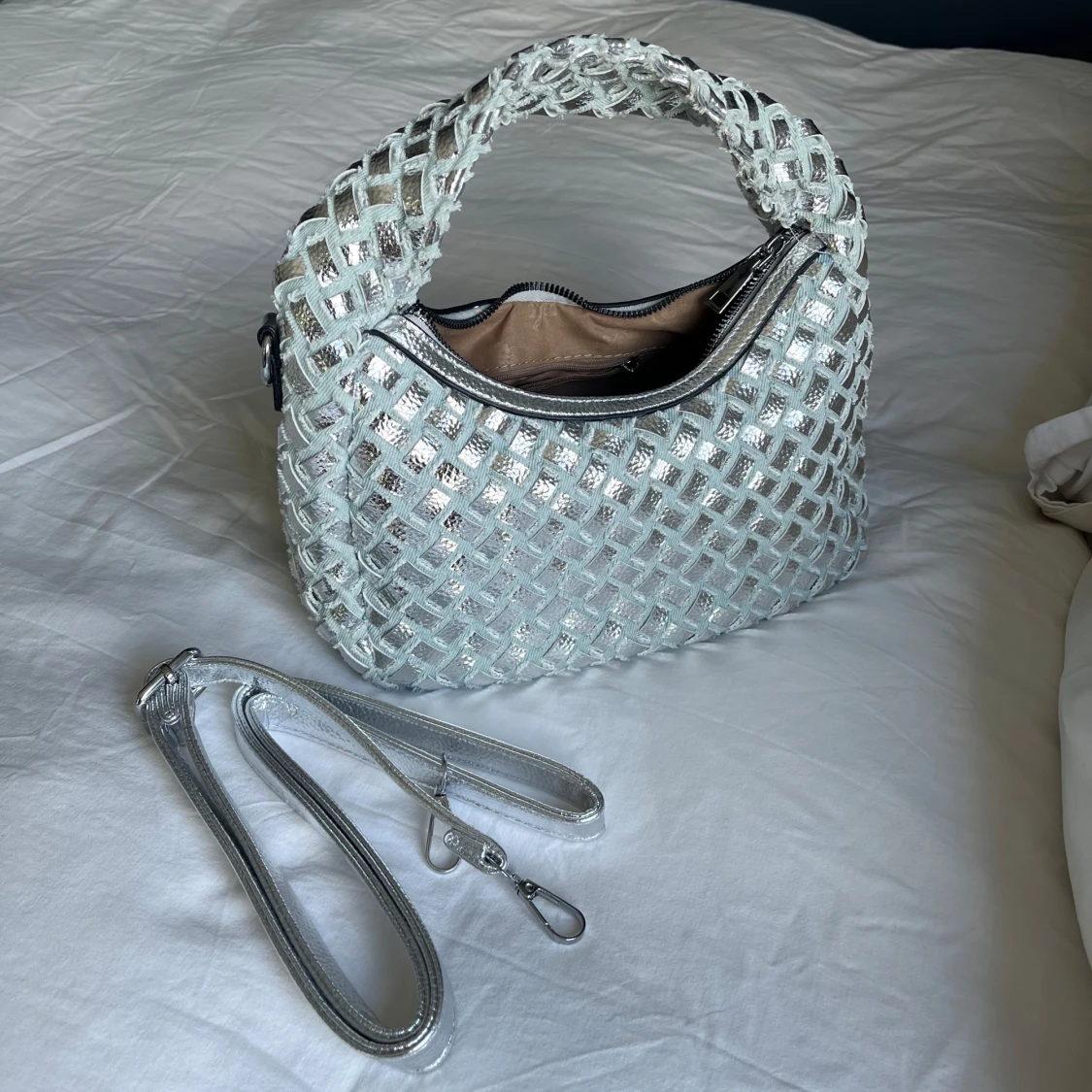 Silvrig axelväska med flätad look - 3