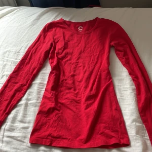 Långärmad tröja - Röd långärmad tröja från Cubus i storlek xxs💕