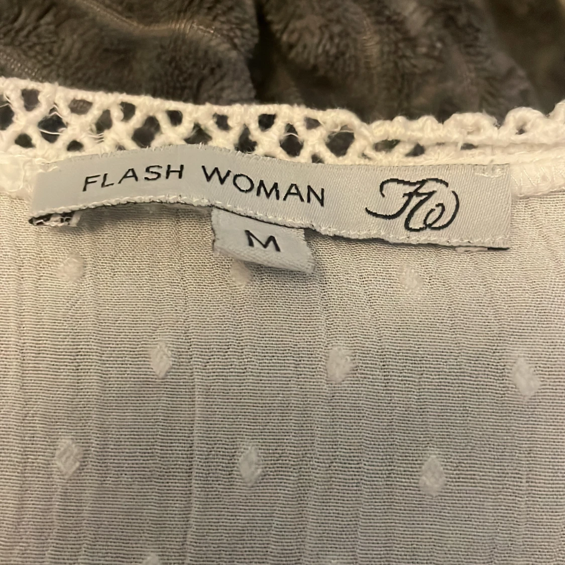 Vit blus med broderade blommor Flash Woman - 2