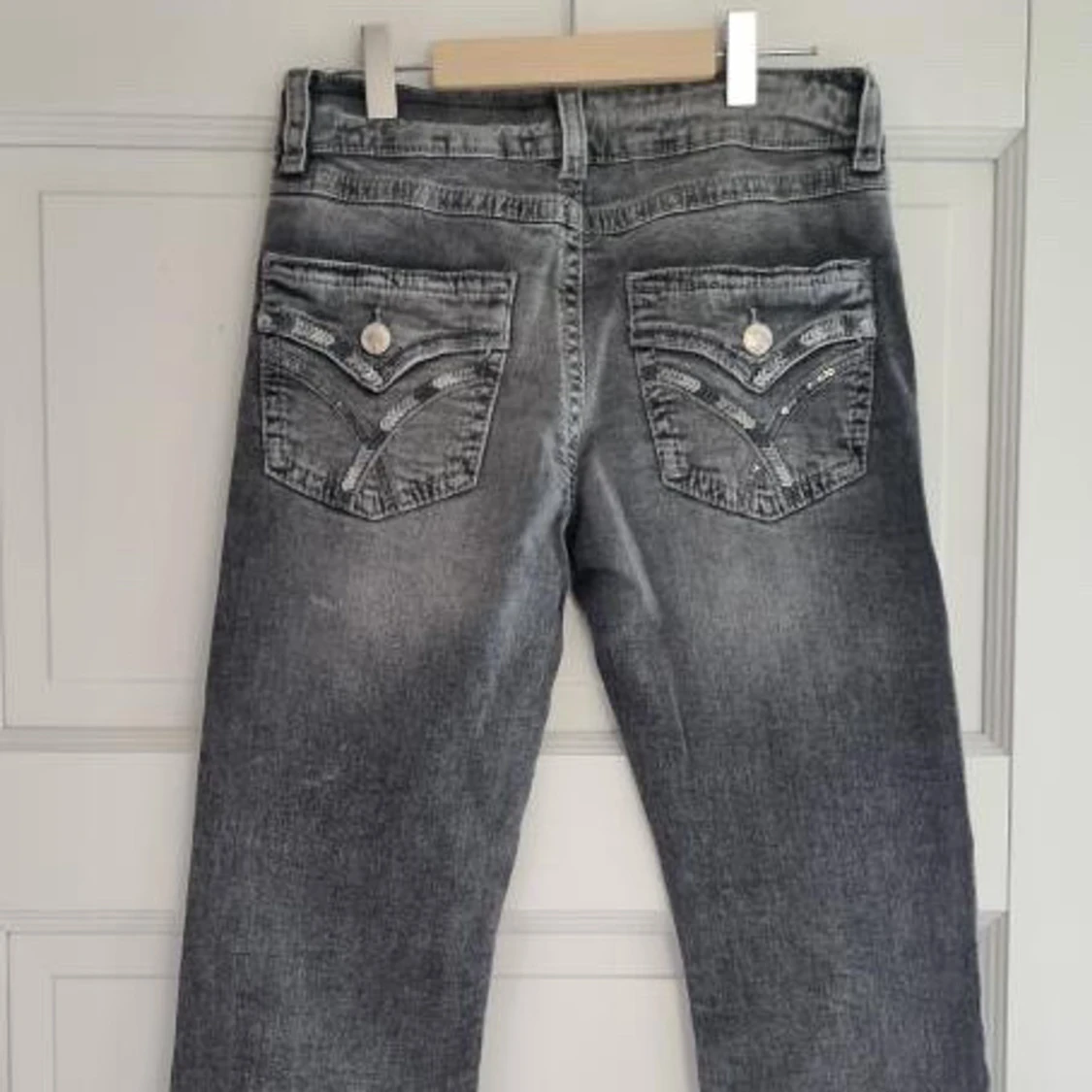 Grå bootcut jeans med detaljer från Gina tricot - 2