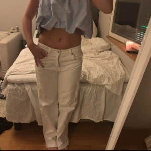 Wide leg Zara - Vita wide leg jeans från zara. Supersnygga. Har lite missfärgning längst ner på byxorna men det syns ej