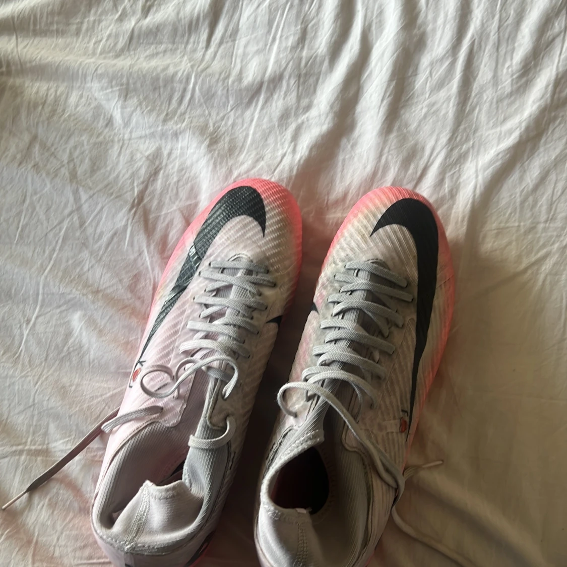 Nike fotbollsskor i vitt och rosa - 4