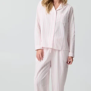 Pyjamas set - Helt nytt. Väldigt skönt och tunt material vilket kan vara skönt när man sover. Nypris är 499kr