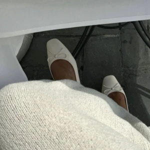 ballerina skor - använda en gång, bra skick🤍(se sista bilden för ett litet veck som har blivit på ena skon, inget man tänker på) köpt för 499kr, slutsålda i denna färgen!