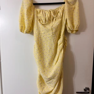 Gul klänning från Adoore - Strl 34