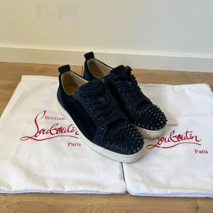 Navy Louboutin Skor - Extremt ur snygga Christian Louboutin Skor, storlek 40 sitter som 41-41,5. Skick 8/10. Medföljer dustbags, extra snören och inga nitar eller låda. Därför till ett så lågt pris.