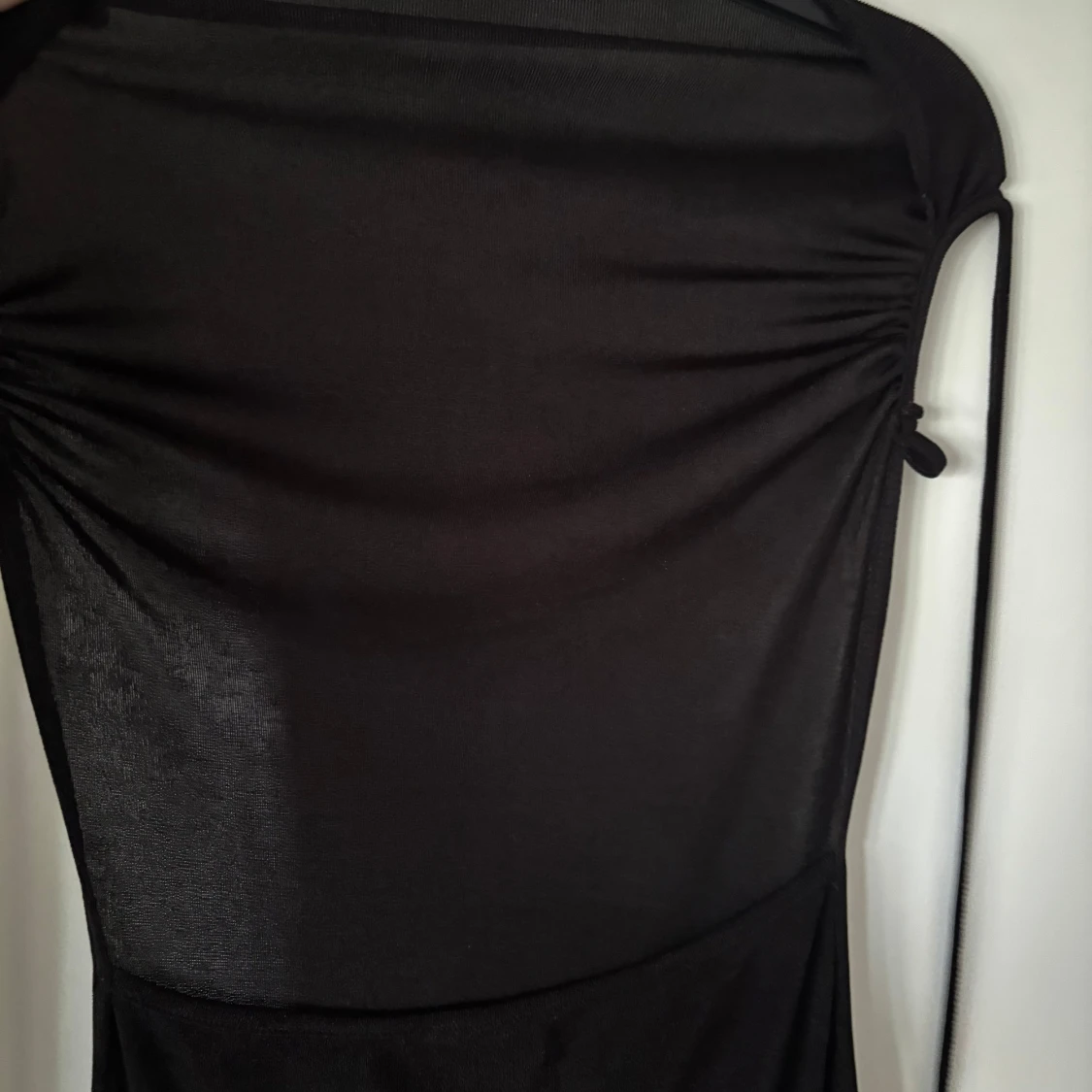 Svart långklänning med snörning - 1