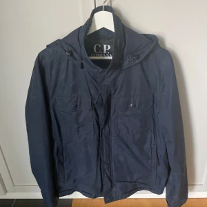Cp Company Goggle Jacket  - Cp Company overshirt jacka, synligt använd och saknas en knapp längst ned på jackan. Storlek Large men fits Medium 