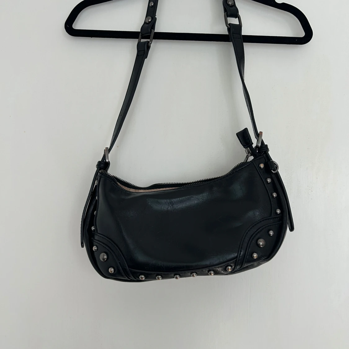 Svart axelväska med nitar