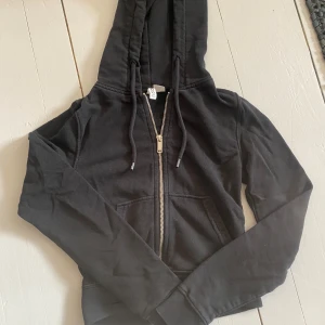 Svart zip up - Croppad zip up, inga defekter🩷säljer då den är för liten för mig! Skriv om du har frågor:) PRISET KAN DISKUTERAS 