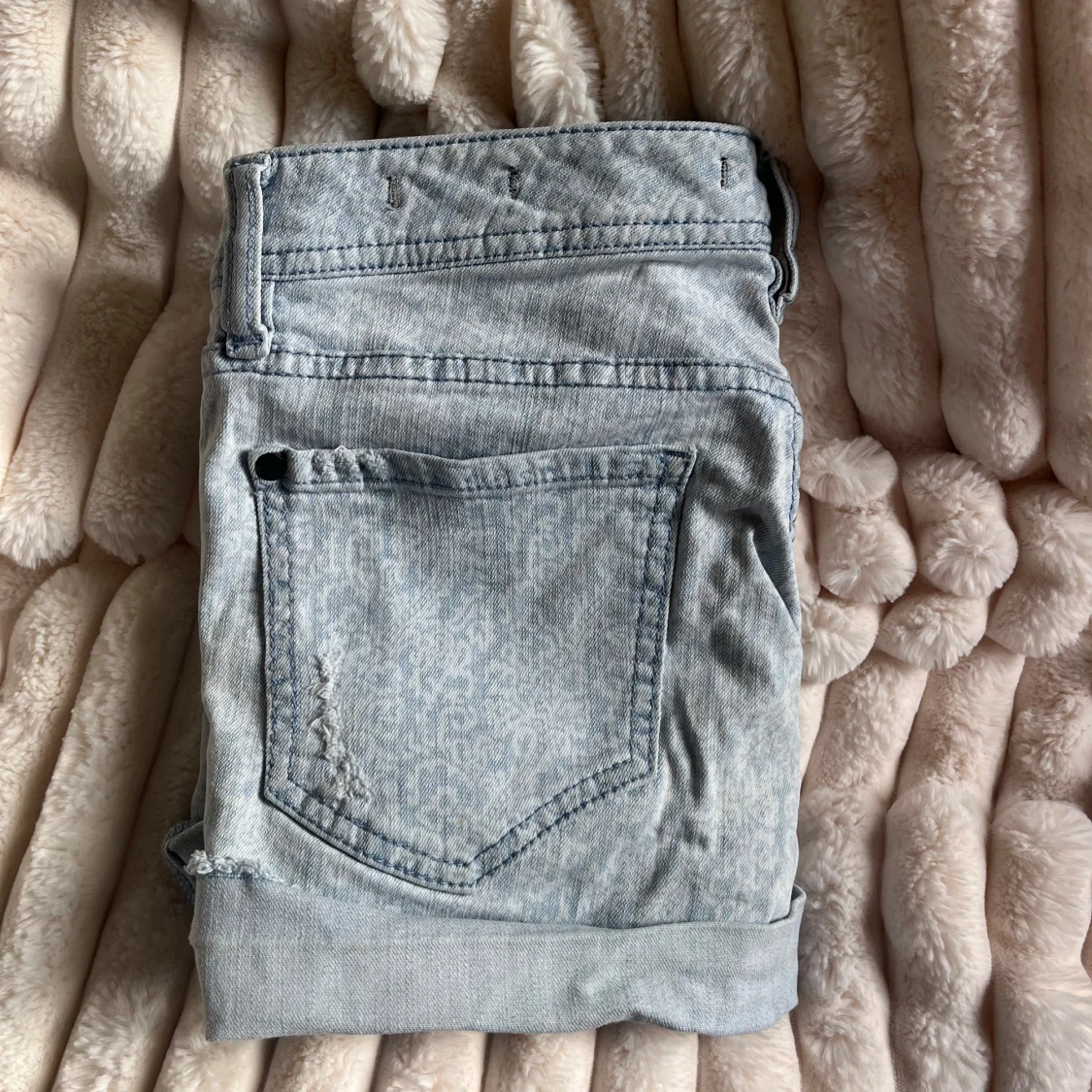 Ljusblå lågmidjade jeansshorts  - 1