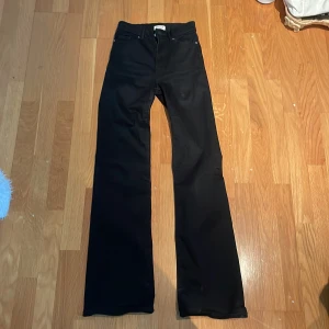 Svarta bootcut jeansbyxor - Från lindex, stretchig i tyget. Strl 36