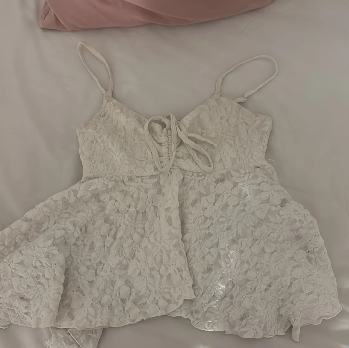 Vit spetsig linnetopp med snörning