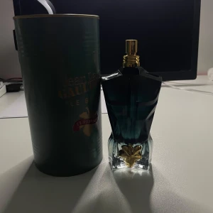 Helt ny Jean Paul Gaultier Le Beau Le Parfum 125ml - Jean Paul Gaultier – Le Beau Le Parfum Helt ny och oanvänd herrparfym i perfekt skick. Elegant, sensuell och lyxig doft som passar både till vardags och fest. 