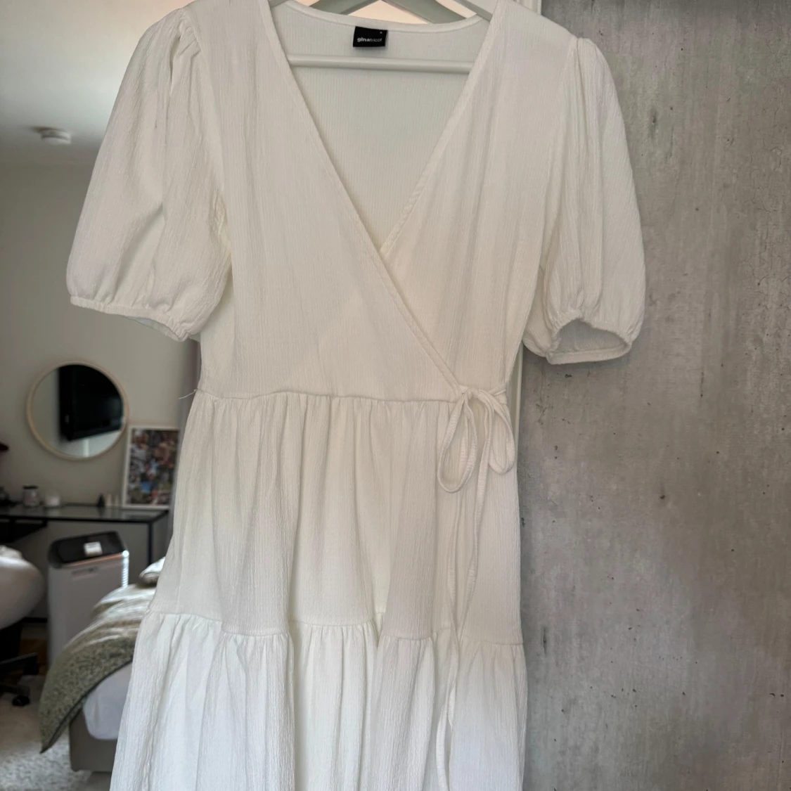 Vit omlottklänning från Gina Tricot - 1