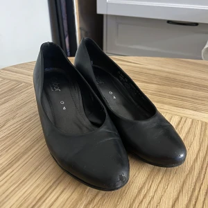 Svarta klackar  - Säljer ett par supersnygga svarta pumps. Skorna har relativt låg klack. Det står att skorna är i storlek fyra vilket är 37 ungefär💓