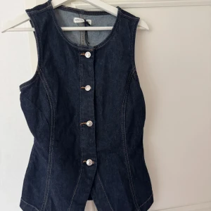 Mörkblå jeantopp - Snygg mörkblå jeans topp från Gina tricot💕Använd endast 1 gång därav priset!