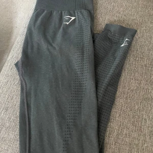 Gymshark tights - Träningstights från Gymshark i storlek M. ”Vital Seamless Tall Strong Grey” heter leggingsen.  