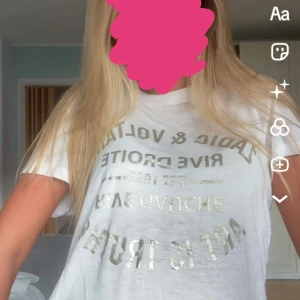 Zadig t shirt  - Zadig t shirt med guld tryck som är så så snygg och passar till allt! 💛 köpt för 1050kr och säljer billigt då jag vill ha plats i garderoben och låna pengar 
