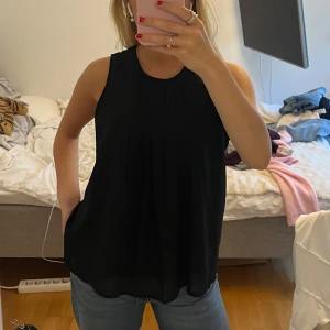 Fest topp - Säljer denna fest topp från Vero moda, nästan aldrig använd