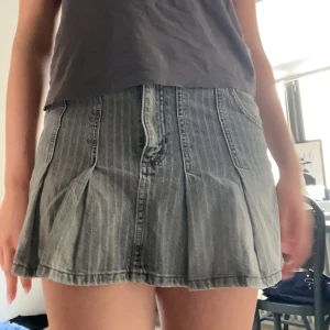 Grå denimkjol - Grå denimkjol från Zara. Skriv gärna vid frågor 💖💗