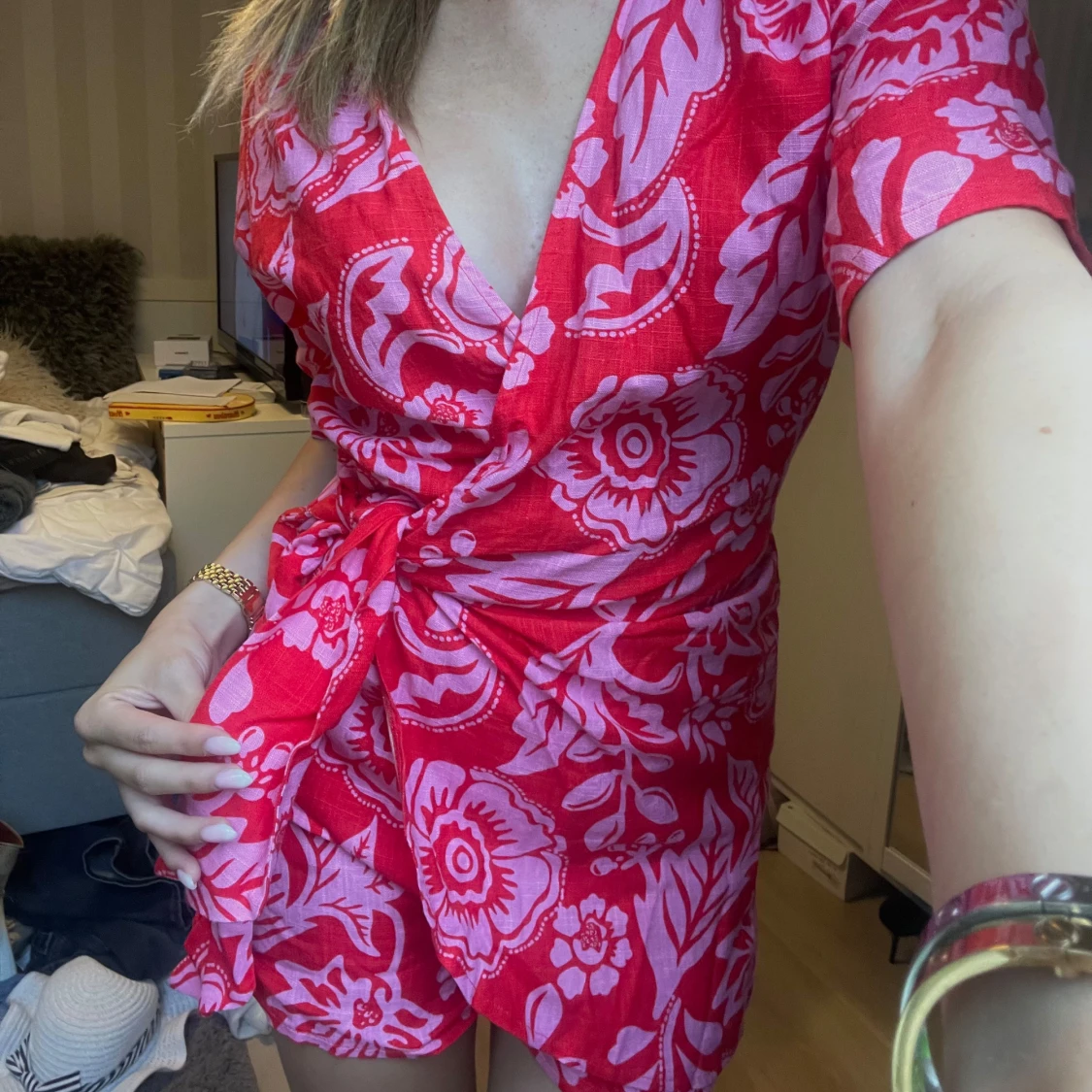 Röd omlottklänning/body med blommigt mönster - 1