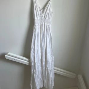 Vit klänning - Säljer denna klänning från en marknad utomlands. Den är lite för kort för mig. Om man vill ha den som en långklänning bör man vara runt 167 typ skulle jag gissa. Själv är jag 173 ca.