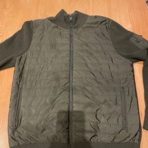 J.lindeberg cardigan - Riktigt schysst j.lindeberg cardigan som passar perfekt till hösten, svår att få tag i, pris diskuterbart 