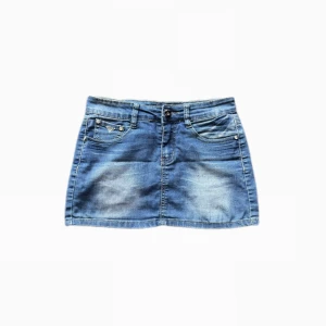 Jeanskjol - Så snygg mini jeanskjol, liknar guess! <3 Midjemått= 36cm + stretch, längd= 28cm 🪽