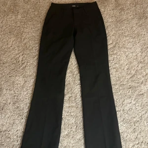 Svarta kostymbyxor från BikBok - Säljer dessa jätte fina lågmidjade kostymbyxorna från bikbok i storlek 34 då dom blivit för små och inte kommer till användning🩷
